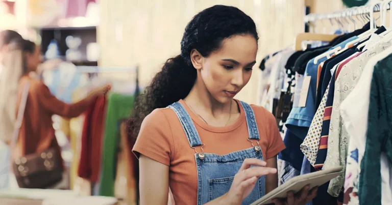 Dona de loja de roupas consultando no tablet os resultados dos anúncios da empresa